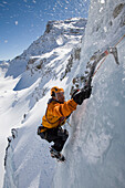 Mann beim Eisklettern am Corn Diavolezza (künstlicher Eisfall), Pontresina, Oberengadin, Graubünden, Schweiz