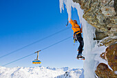 Mann beim Eisklettern am Corn Diavolezza (künstlicher Eisfall), Pontresina, Oberengadin, Graubünden, Schweiz