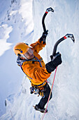 Ein Mann bein Eisklettern am Corn Diavolezza bei Pontresina, an einem künstlichen Eisfall im Skigebiet, Graubünden, Schweiz, MR