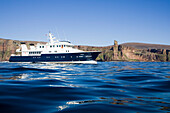 Ein Schiff, eine luxuriöse Yacht fährt vor der Küste, Old Man of Hoy, Insel Hoy, Orkney Islands, Schottland, Großbritannien