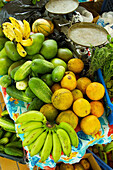  Aliment, Aliments, Balance, Balances, Banana, Bananas, Close up, Close-up, Closeup, Color, Colour, Daytime, Exterior, Food, Fruit, Fruits, Healthy, Healthy food, Mango, Mangoes, Market, Markets, Nourishment, Outdoor, Outdoors, Outside, Scales, Sell, Sell