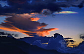 Sonnenuntergang und Abendstimmung mit iriserenden Wolken, Asien