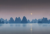 Ausblick von einer chinesischen Dschunke, Halong Bucht, Vietnam, Indochina, Asien