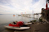 Tretboot liegt am Ufer vom Bodensee, Uttwil, Kanton Thurgau, Schweiz