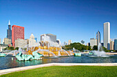 Grant Park, Buckingham Fountain and view of the city. Chicago. Illinois, USA