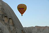 Heissluftballon über Kappadokien, Berglandschaft, Kappadokien, Türkei, Europa