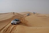 Geländewagen fahren durch die Wüste, Offroad Sahara Reisen, 4x4 Wüsten Tour mit Geländewagen, Bebel Tembain, Sahara, Tunisien, Afrika, mr