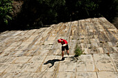 Mann beim Abseilen, Cortiso El Esparragal, Andalusien, Spanien, Europa, mr
