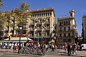 Barcelona Ramblas belebt mit Touristen