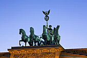 Berlin, Pariser Platz, Brandenburger Tor, Quadriga  Daemmerung