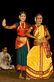 India Kerala Kumarakom backwaters Taj Garden Retreat Hotel dance performance