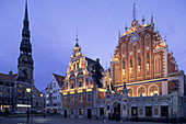 St. Peter s church and Melngalvju Nams (House of the Blackheads, 16th-17th century), old town. Riga, Latvia