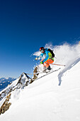 Skifahrer beim Freeride, Skigebiet Gemsstock, Andermatt, Kanton Uri, Schweiz