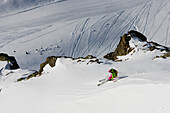 Skifahrerin beim Freeride, Skigebiet Gemsstock, Andermatt, Kanton Uri, Schweiz