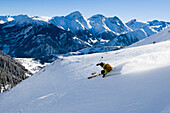 Skifahrer beim Freeride, Disentis, Kanton Graubünden, Schweiz