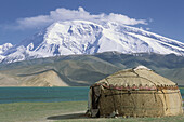 Kirghiz yourte. Karakul (Karakoul) lake (3500m altitude) and Mustagh-Ata mountain (7546m). Sinkiang Province (Xinjiang). China