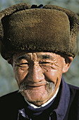 Kirghiz ethnic group man. Karakul (Karakoul) lake (3500m altitude) and Mustagh-Ata mountain (7546m). Sinkiang Province (Xinjiang). China