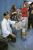 Kebab seller. Old city bazar. Ouigour population. Kashgar (Kashi). Sinkiang Province (Xinjiang). China