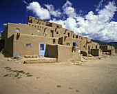 Adobe buildings, Taos pueblo, Taos, New mexico, USA.