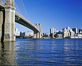Brooklyn bridge & downtown, East River, Brooklyn, New York, USA.