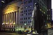 Washington statue, Wall Street stock exchange, Manhattan, New York, USA.