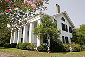 Alabama, Demopolis, Bluff Hall, Federal townhouse Greek Revival 1832-1850, crepe myrtle