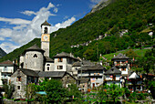 Kirche und Häuser von Lavertezzo, Tessin, Schweiz