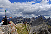 Wanderer am Gipfel des Nuvolau, im Hintergrund Croda da Lago, Monte Formin, Ra Gusela, dahinter Pelmo, Dolomiten-Höhenweg Nr. 1, Ampezzaner Dolomiten, Cortina d´Ampezzo, Dolomiten, Venezien, Italien