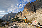 Junge Frau im Aufstieg zum Lagazuoi, im Hintergrund Centurinesspitzen, Cima del Lago, Forcella di Lech und Cima Scontoni Westwand, Dolomiten-Höhenweg Nr. 1, Naturpark Fanes-Sennes, Dolomiten, Südtirol, Alta Badia, Italien
