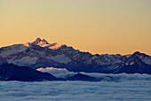 Großglockner im Morgenlicht über Nebelmeer, Tirol, Österreich