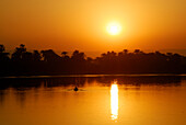 Nilkreuzfahrt, Fischer auf Boot, Sonnenuntergang über den Palmen am Westufer, Nil Abschnitt Luxor-Dendera, Ägypten, Afrika