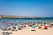 Menschen am Strand im Sonnenlicht, Mellieha Bay, Malta, Europa