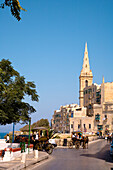 Pferdekutschen vor der St. Pauls Kirche unter blauem Himmel, Valletta, Malta, Europa