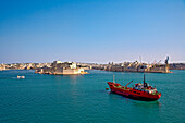 Blick von Valletta auf die Drei Städte unter blauem Himmel, Malta, Europa
