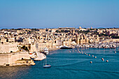 Blick auf die Stadt Vittoriosa im Sonnenlicht, Malta, Europa