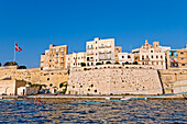 Blick auf die alte Stadtmauer unter blauem Himmel, Vittoriosa, Valletta, Malta, Europa