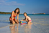 Mutter und Tochter spielen am Strand, Cala Brandinchi, Ostküste Sardinien, Italien