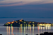Primosten bei Nacht, Adriaküste, Kroatien