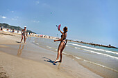 Frauen spielen am Strand, Sitges, Katalonien, Spanien