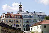 Fassaden in der Boksto Strasse mit der Kuppel der Kasimirkirche, Vilnius, Litauen