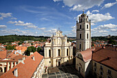 Innenhof des Campus der Universitaet von Vilnius mit einem Blick auf die Johanneskirche, Litauen, Vilnius