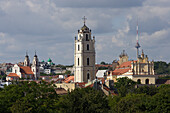 Blick von Uzupio über Vilnius und auf den Turm der Universitaet und die Fassade der Johanneskirche (rechts), Litauen, Vilnius