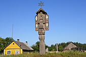 Holzplastik vor Bauernhof in der Gegend von Druskininkai, Litauen
