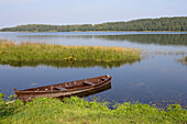 Ruderboot am Lusis See in Paluse, Aukstaitija Nationalpark, Litauen