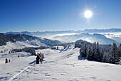 verschneite Berglandschaft, Skipiste mit Skifahrern, Riedberger Horn, Grasgehrenlifte, Allgäuer Alpen, Allgäu, Schwaben, Bayern, Deutschland