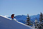 Skifahrer bei der Abfahrt, Feuerstätter Kopf, Allgäuer Alpen, Vorarlberg, Österreich