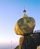 Kyaik-tiyo pagoda (The Golden Rock). Myanmer (Burma)