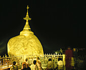 Kyaik-tiyo pagoda (The Golden Rock). Myanmer (Burma)