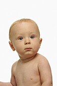  7-12 Monate, Anschauen, Baby, Babys, Bestürzt, Bestürztung, Blauäugig, Blaue Augen, Blick Kamera, Blond, Eine Person, Eins, Ernst, Farbe, Geschultert, Gesichtsausdruck, Gesichtsausdrücke, Innen, Mensch, Menschen, Nackt, Nacktheit, Portrait, Portraits, Po
