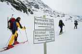 Drei Männer, Skitourengeher, mit Kletterseil und Eispickel, Skitour, Wintersport, Sport, Grosse Sulze, Stubaier Alpen, Tirol, Österreich